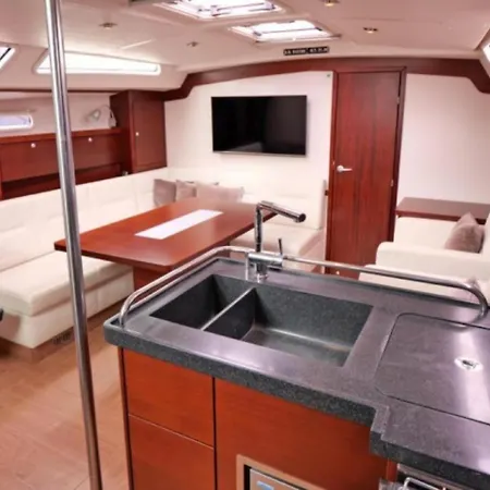 Exclusive Yacht Sailing Boat San Marco Båthotell Venedig